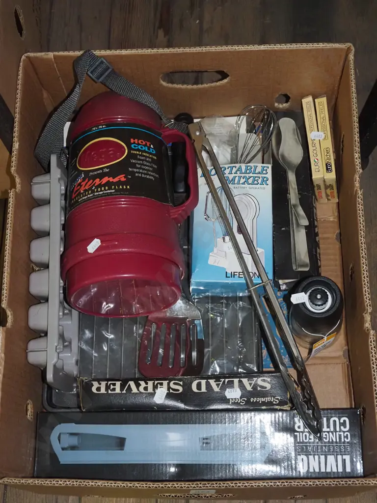 box; bbq tongs, thermos, salad servers etc Image 1++