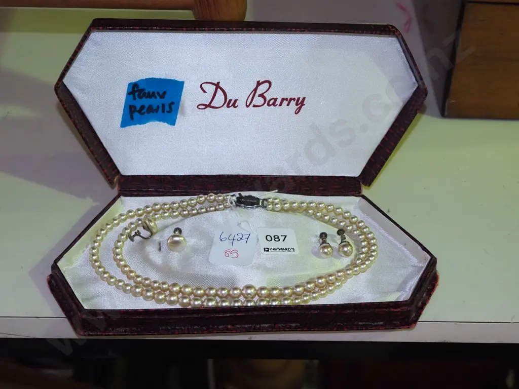 cased faux pearl set Image 1++