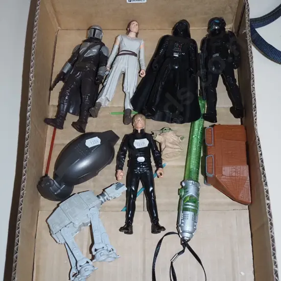 box; Star Wars figurines