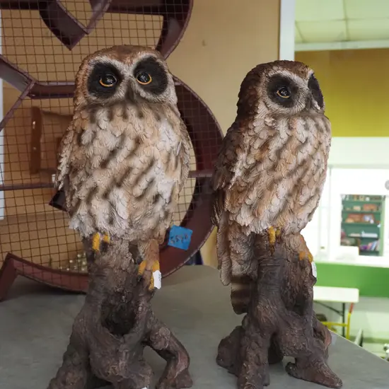 2x composite owl figurines H330