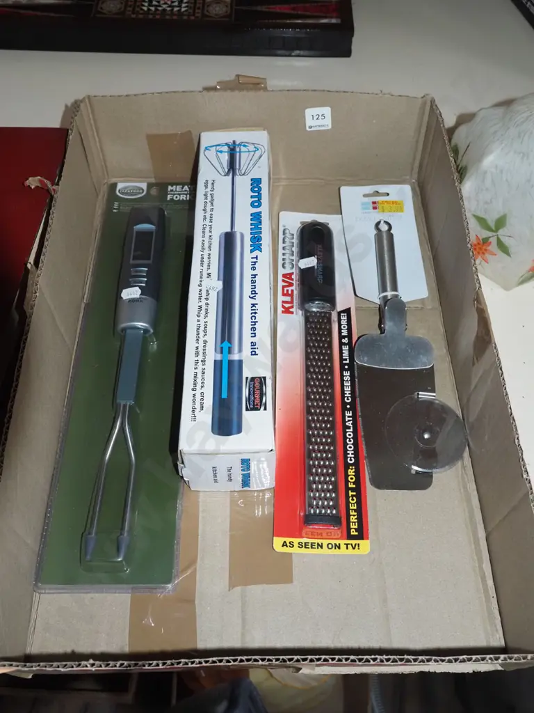 box; Roto whisk, meat thermometer, grater etc Image 1++