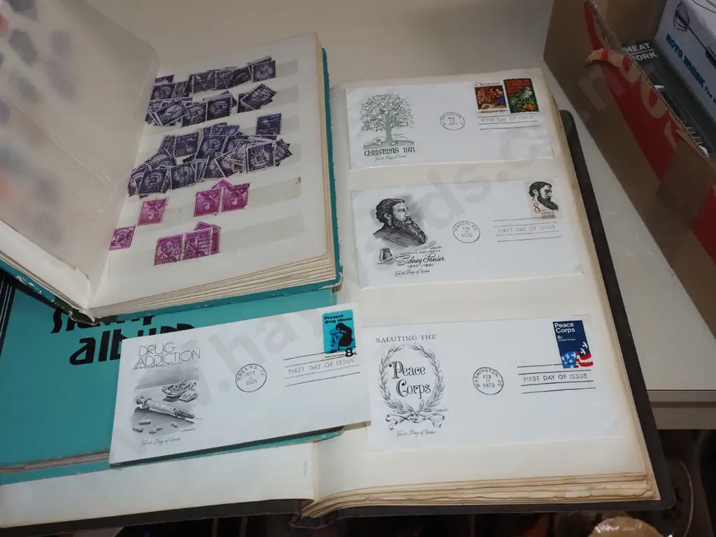 3x stamp albums Image 1++