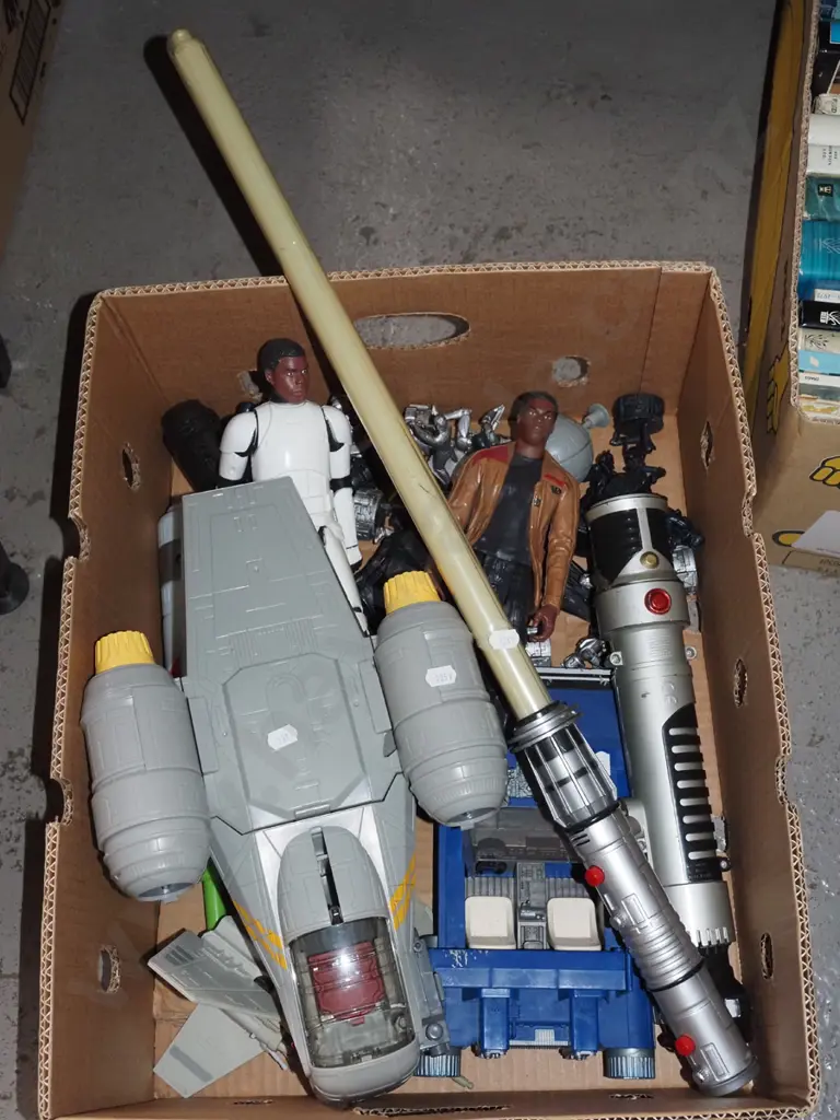box of various Star Wars figurines, toys Image 1++