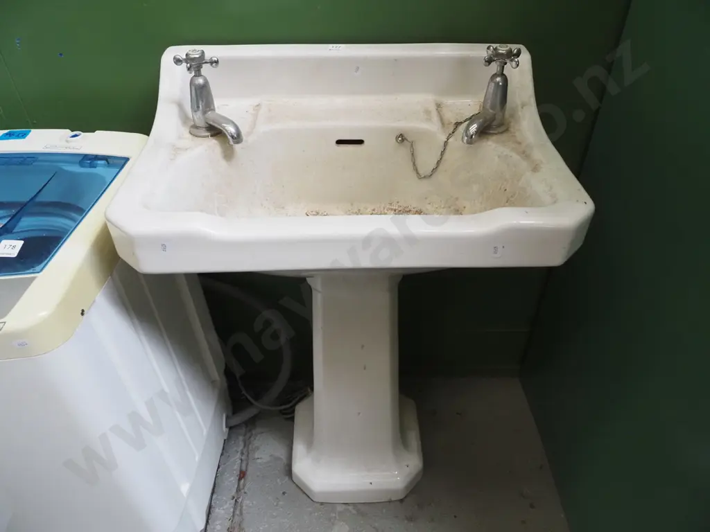 ceramic pedestal sink H820 W550 D410 Image 1++