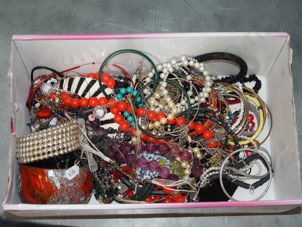 box of costume jewellery Image 1++