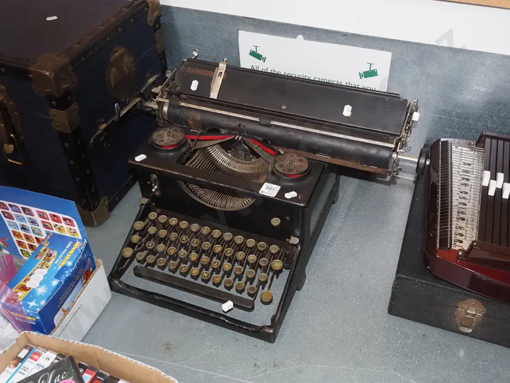 vintage typewriter Image 1++