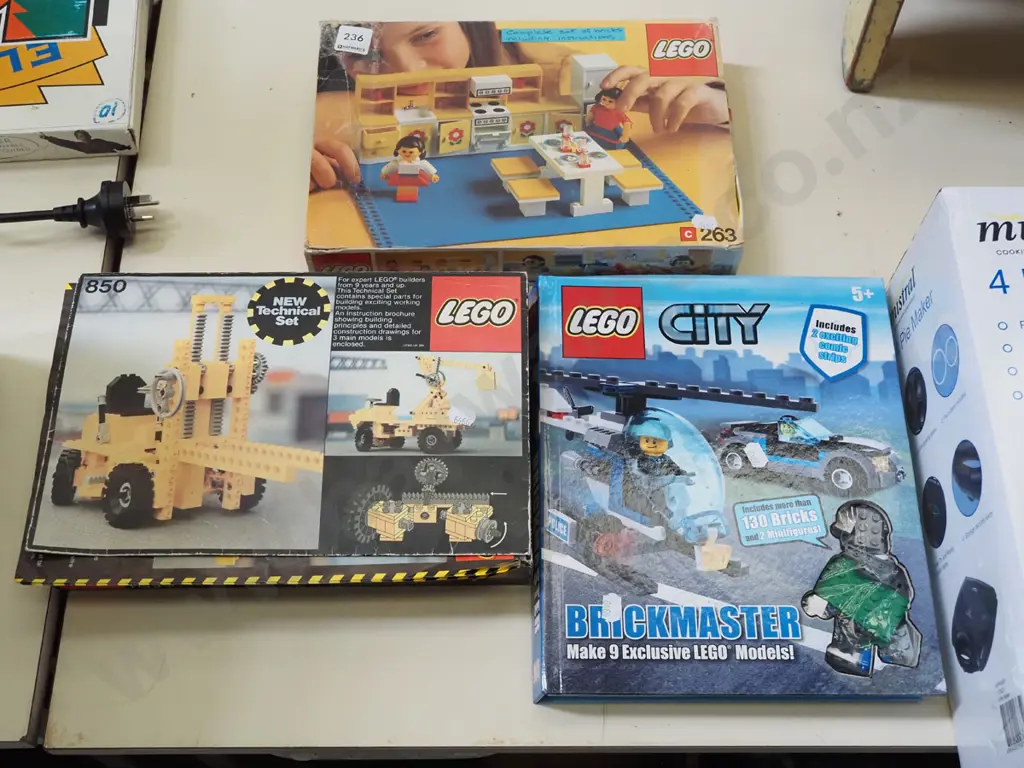 3x Lego sets Image 1++