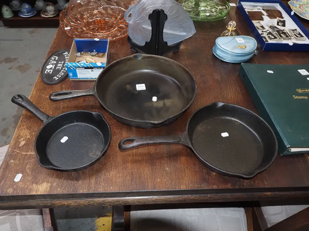 3x cast iron frying pans Image 1++