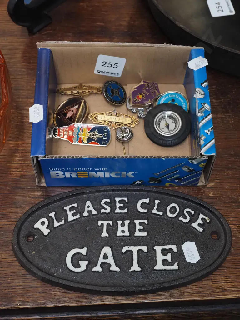 cast metal Please Close the Gate sign, box key rings Image 1++