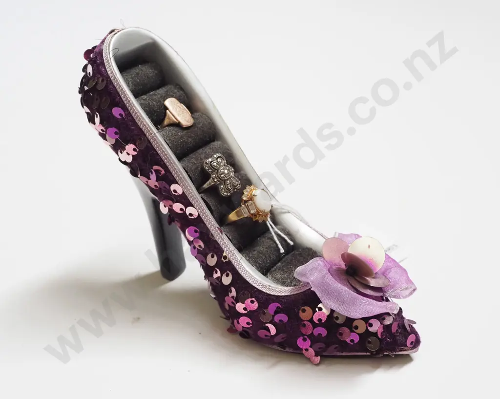 shoe stand - small broken 9ct ring, 2 other rings Image 1++