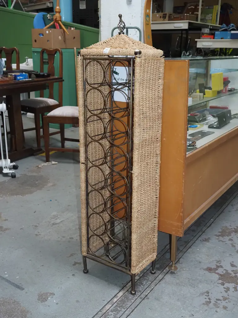 metal and seagrass wine rack H1200 Image 1++