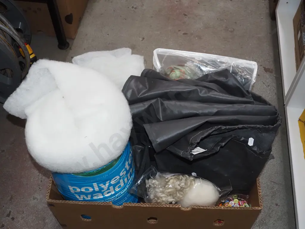 box; polyester wadding, buttons, bbq cover etc Image 1++