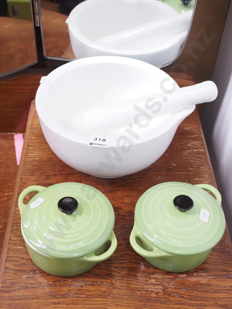 mortar and pestle, 2x small lidded casseroles Image 1++