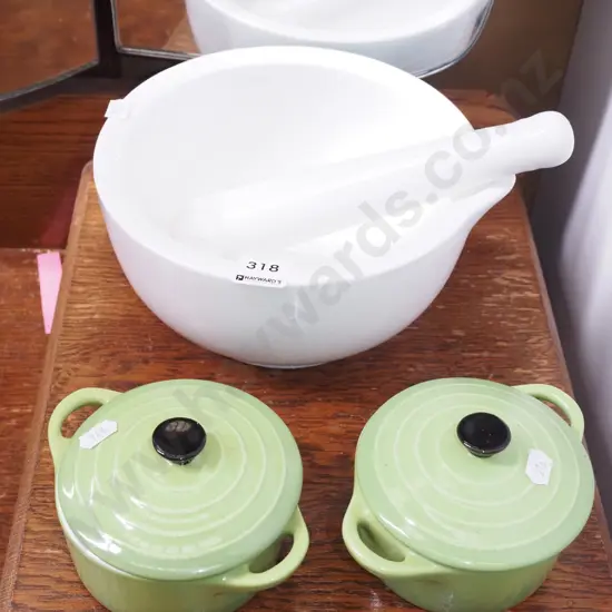 mortar and pestle, 2x small lidded casseroles