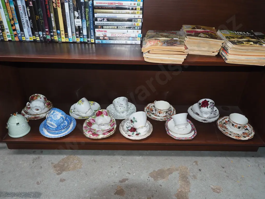 shelf; 10x trios, honey pot Image 1++