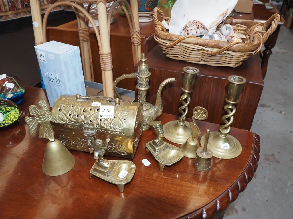 assorted brass items; ashtrays etc Image 1++