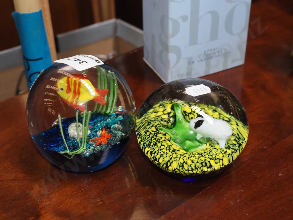 2x glass paperweights Image 1++
