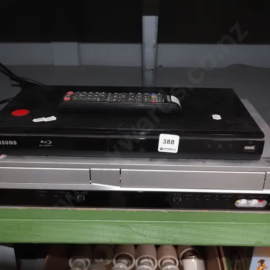 CD/DVD player, blue-ray player - blue dots