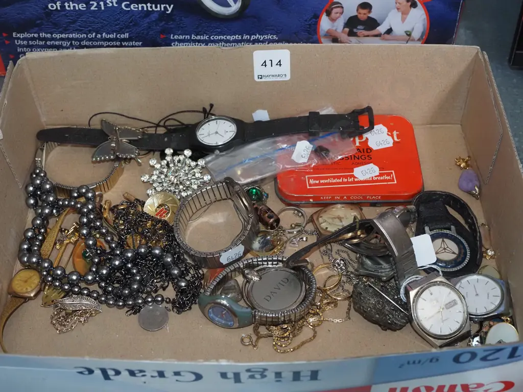 box; watches, jewellery, brooches etc Image 1++