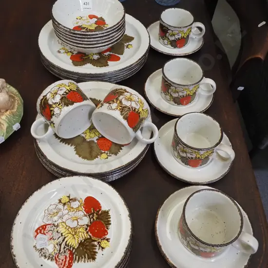 Midwinter strawberry patterned dinner items; plates, bowls etc