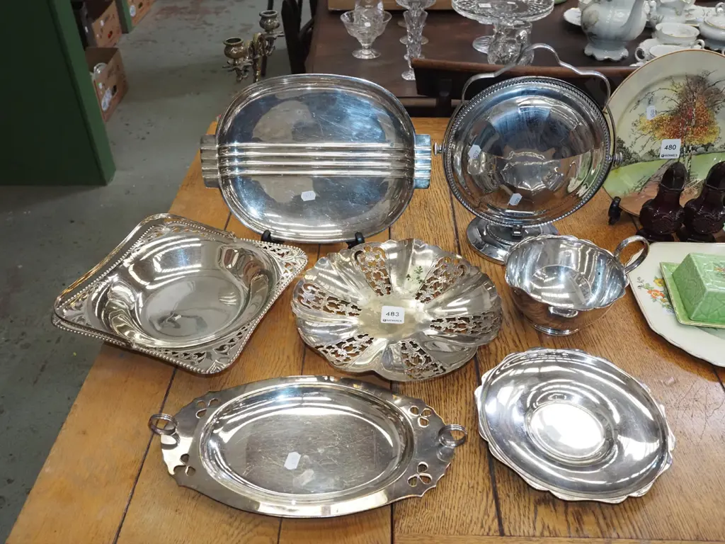 plated ware; bowls Image 1++