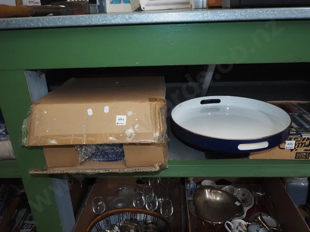 box; 4 white and blue plastic trays Image 1++