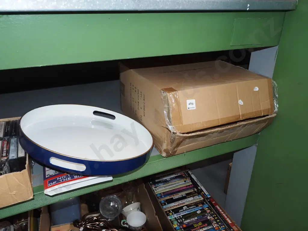 box; 4 white and blue plastic circular trays Image 1++