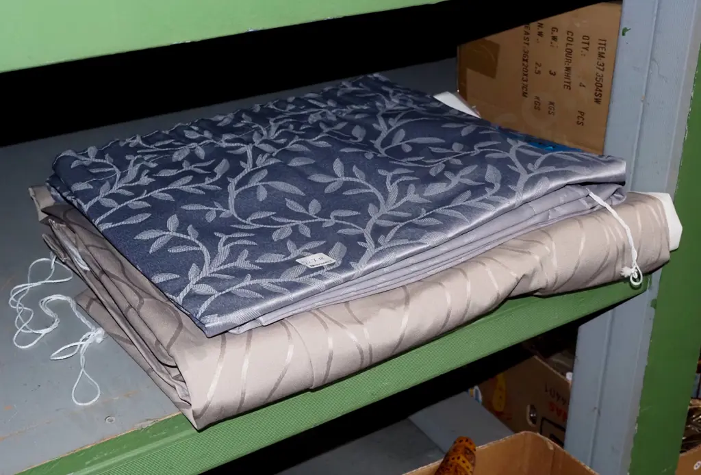 2x curtains Image 1++