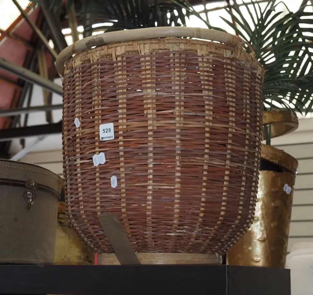 small cane lidded laundry hamper H400 Image 1++