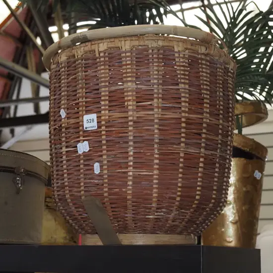 small cane lidded laundry hamper H400