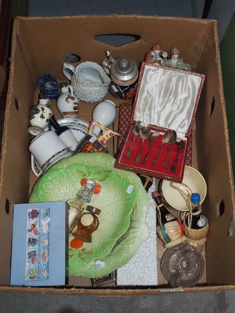 box; plates, figurines, spirit minatures etc Image 1++