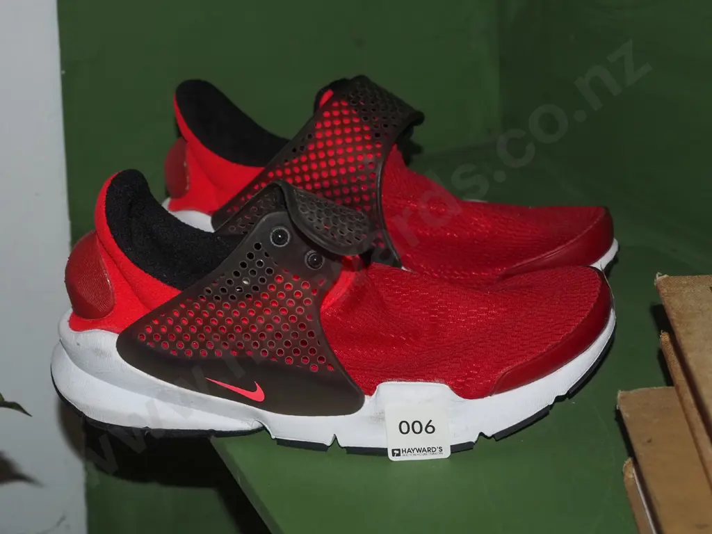 pair of UK size 3.5 Nike sneakers Image 1++