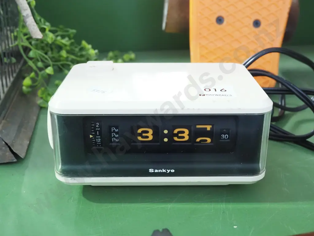 Sankyo flip screen retro bedisde alarm clock - runs but very noisy Image 1++