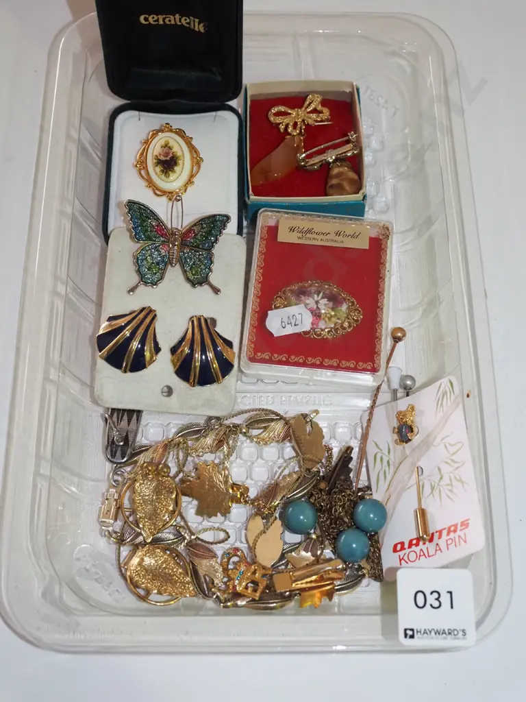 tray of costume jewellery Image 1++