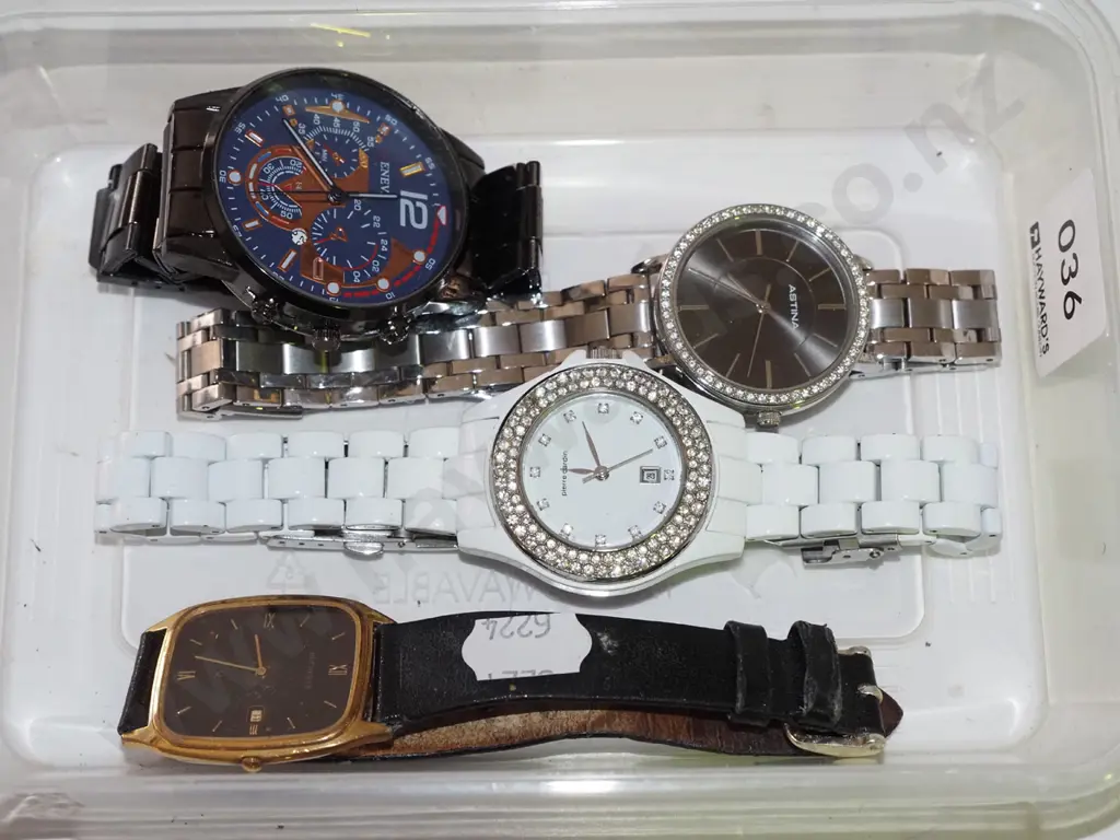 tray of 4 wristwatches Image 1++