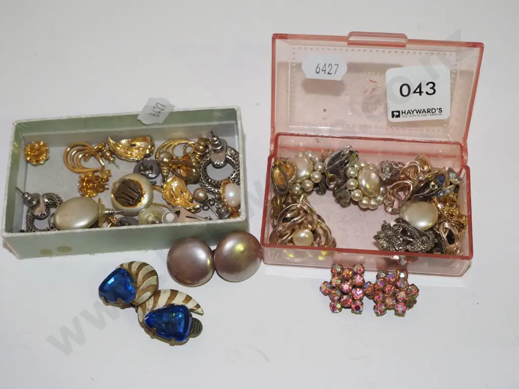 2x small tins of earrings Image 1++