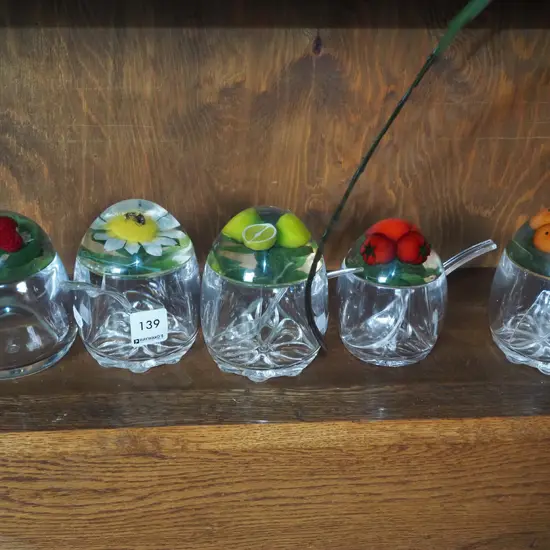 4x resin honey pots with spoons, 1x resin cover pot