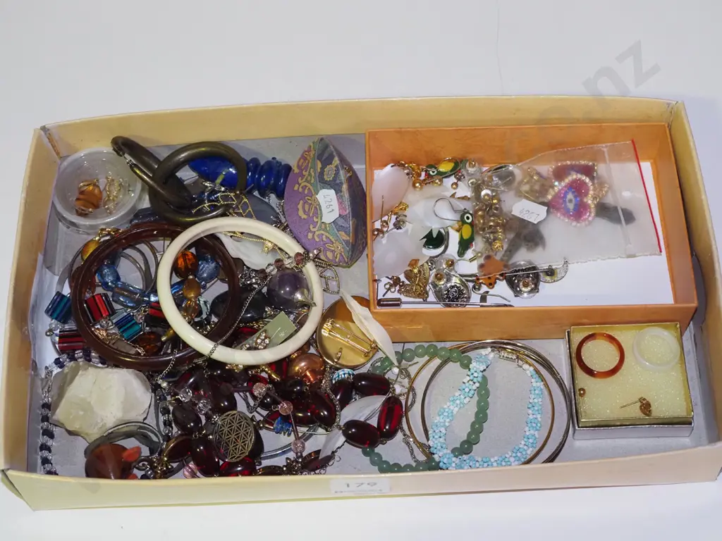 tray of costume jewellery Image 1++