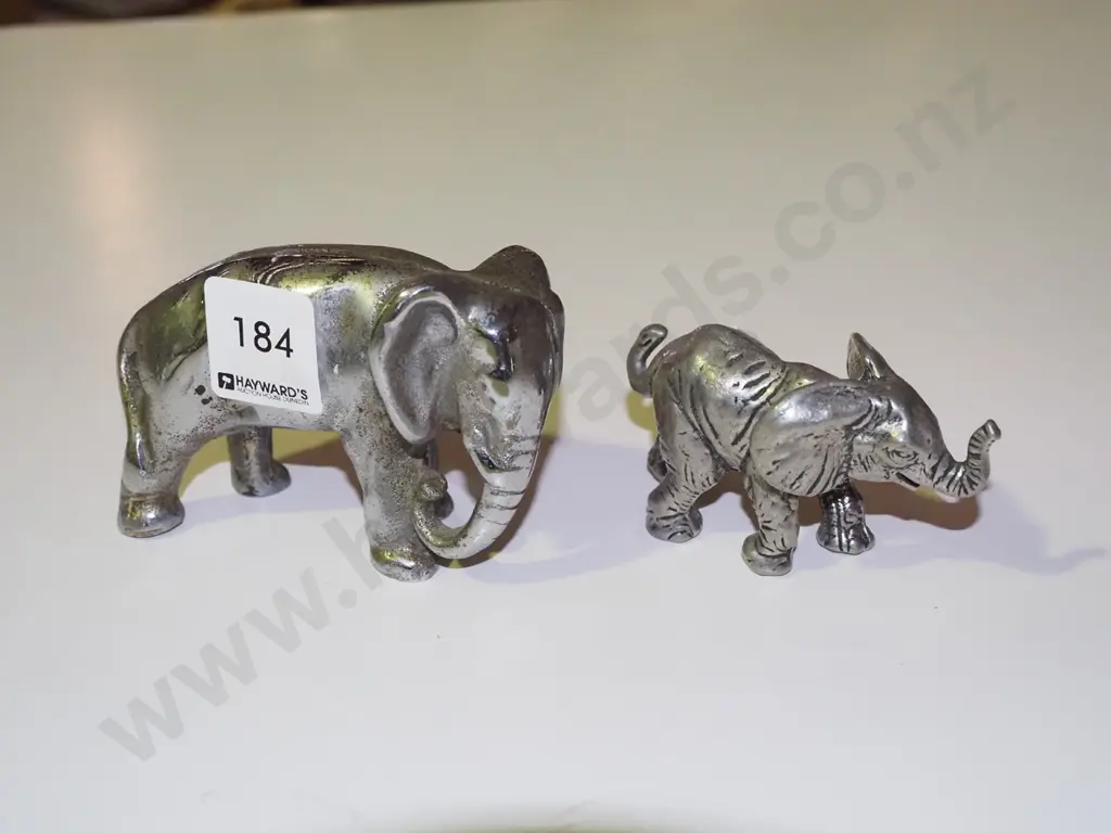 2x cast metal elephant figurines H70 Image 1++
