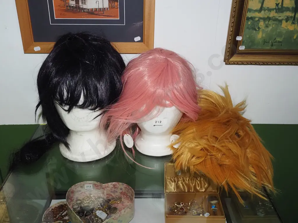 3x wigs (stands not included) Image 1++