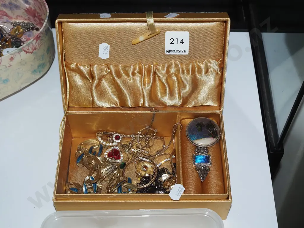 jewellery box & costume jewellery contents Image 1++