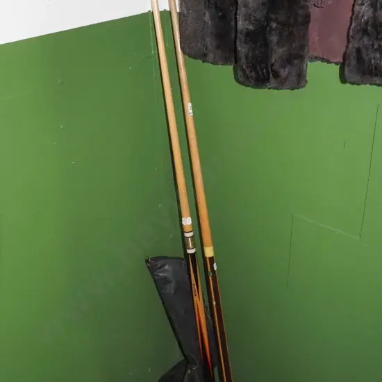 2x pool cues