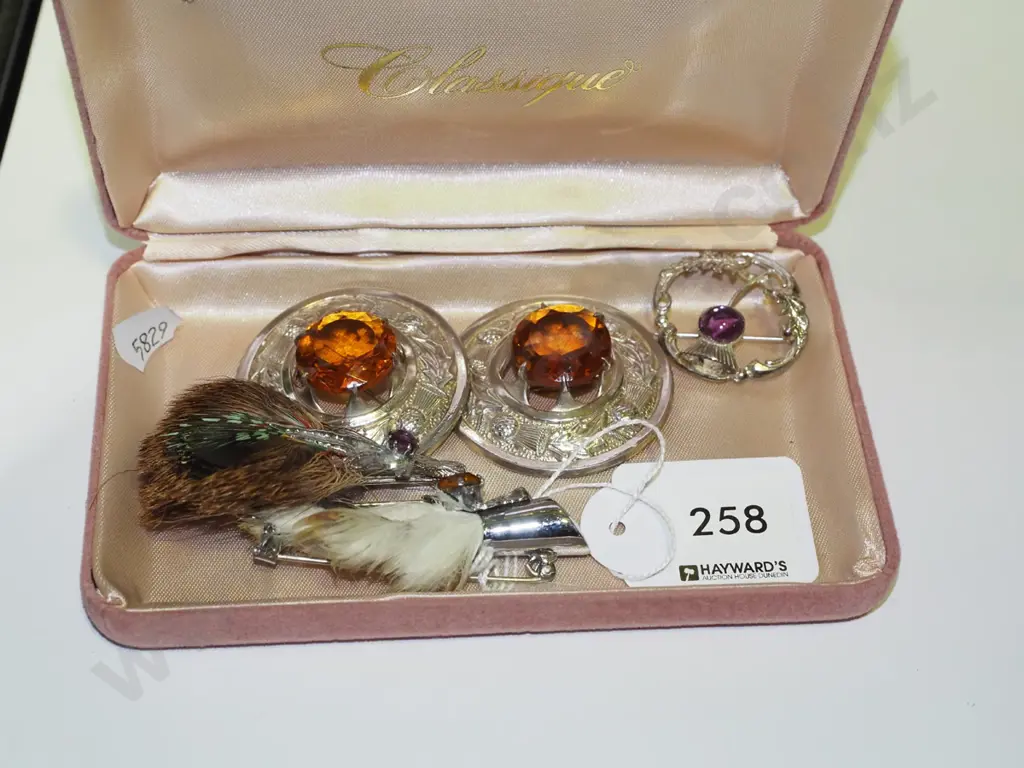 tray; 5 x various brooches Image 1++