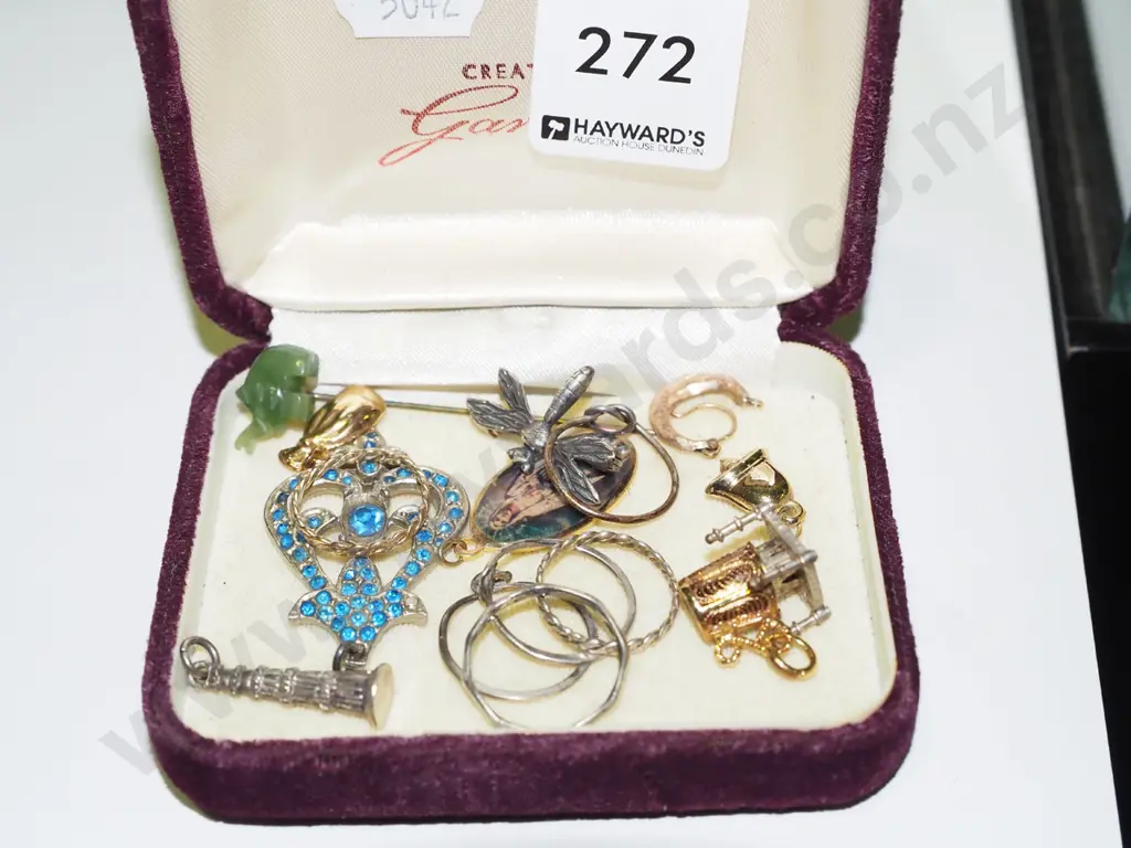 tray; rings, brooches etc Image 1++