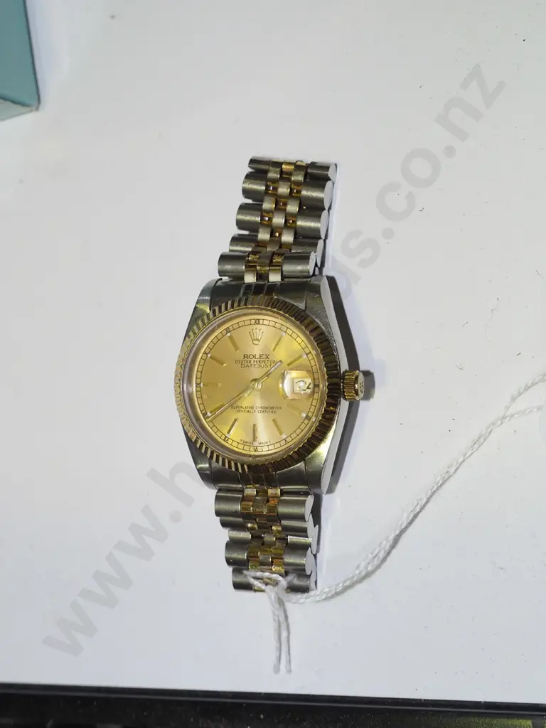 men's wristwatch Image 1++