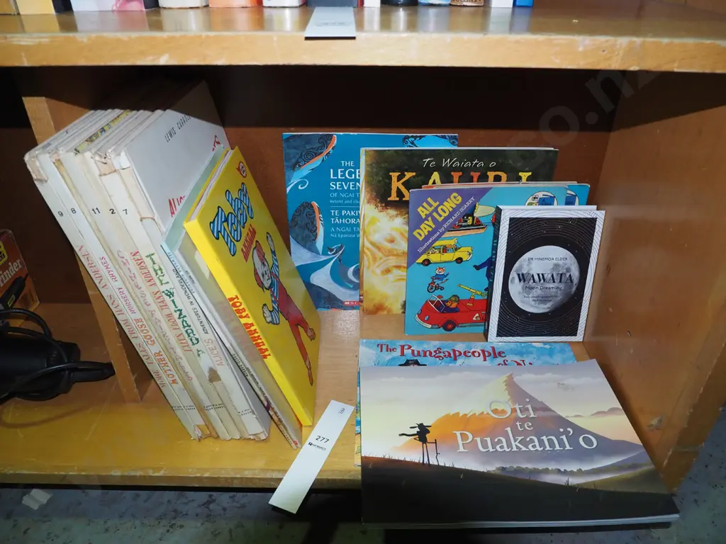 bay of children's books Image 1++