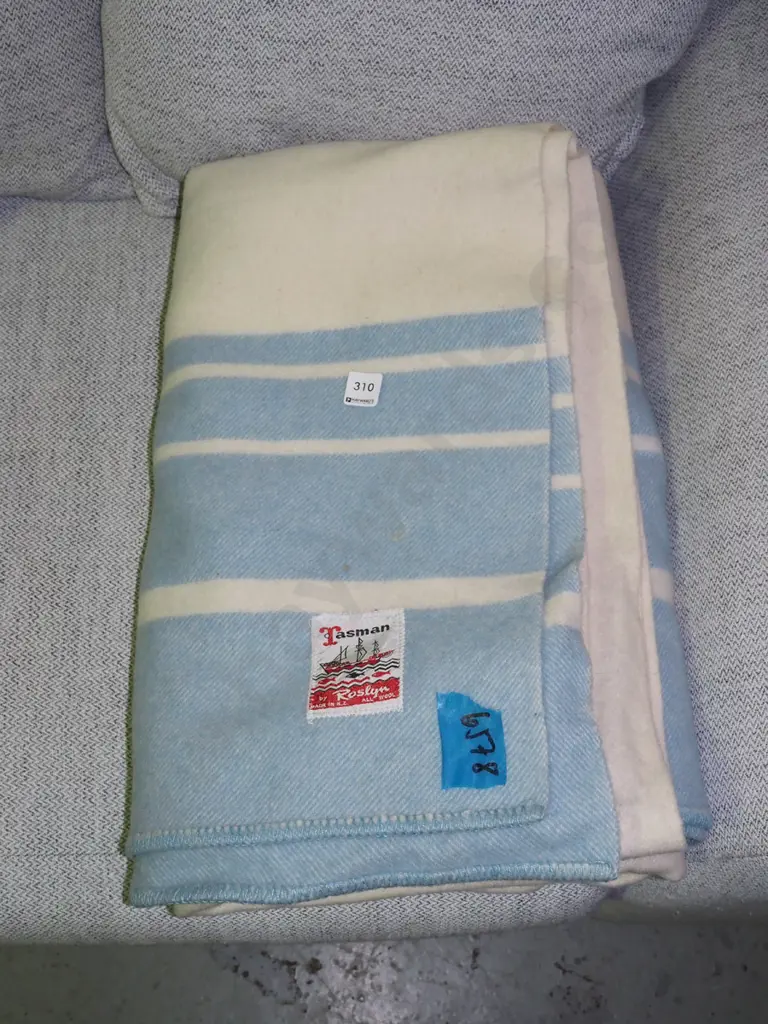 Roslyn Mills Tasman woollen blanket Image 1++