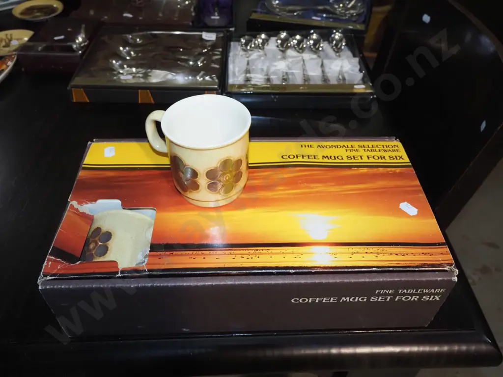 boxed Crown Lynn Avondale coffee mug set for 6 - damage to box Image 1++