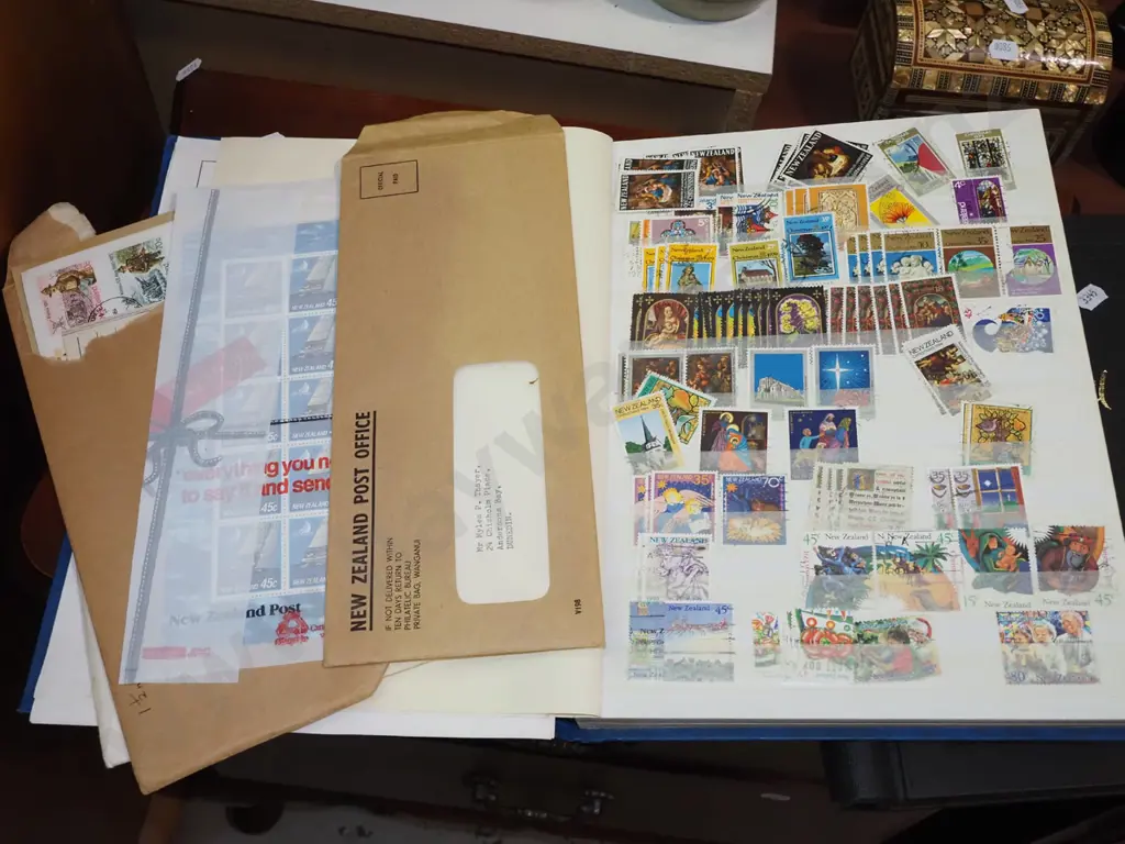 2x stamp albums Image 1++