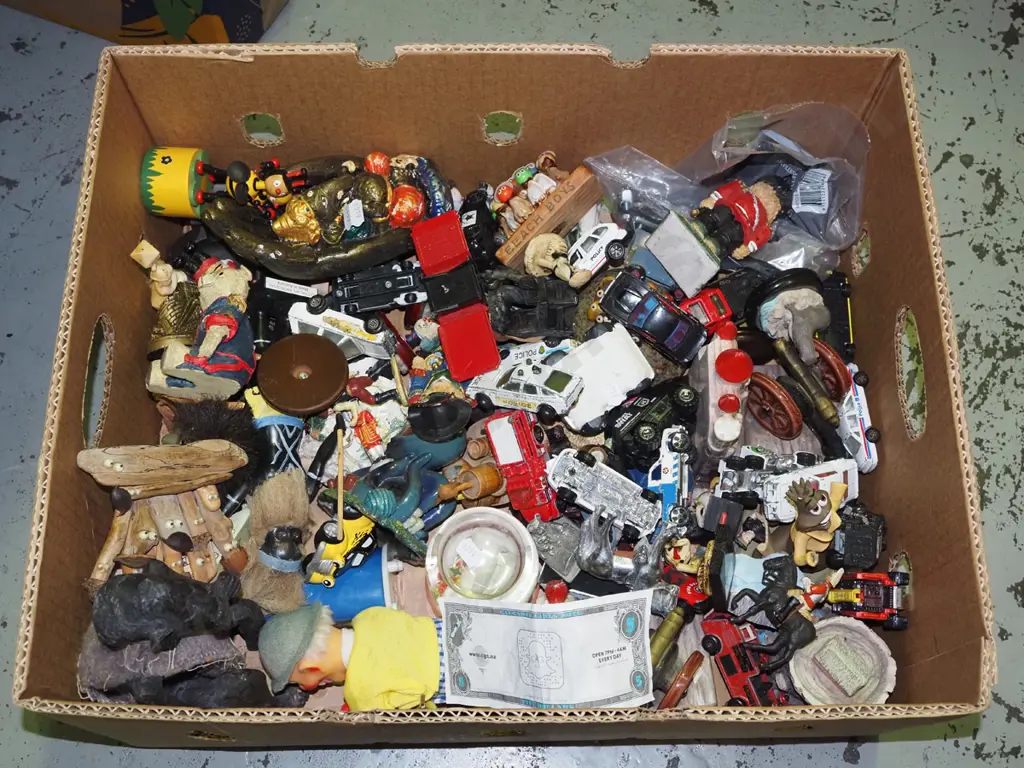 box; various toys, model vehicles etc Image 1++